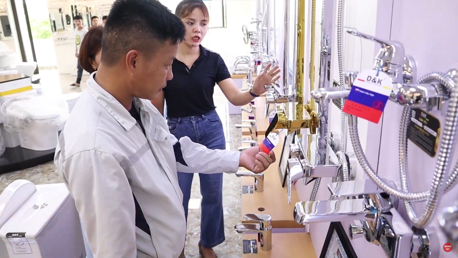 showroom thiết bị vệ sinh thiết bị phòng tắm DK