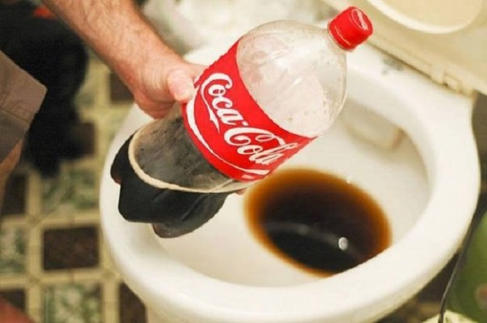 Cách làm sạch bồn cầu bằng coca cola